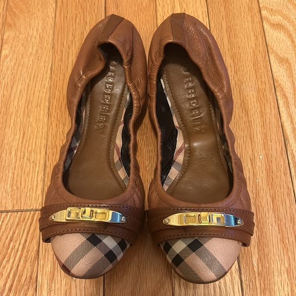 In like new condition Burberry flats! Size 8 Worn only twice. - Picture 7 of 9